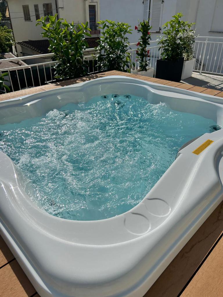un jacuzzi rempli d'eau bleue dans l'établissement Anastasi Hotel e Residence, à Cervia