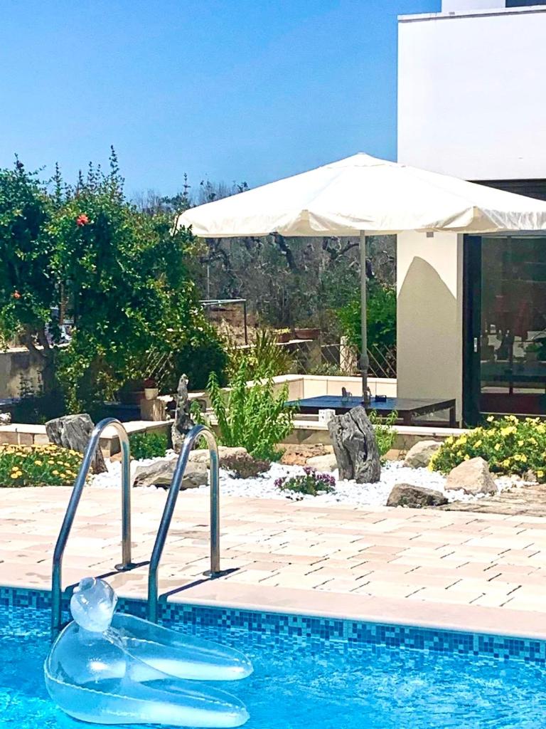 - une piscine avec toboggan dans un complexe dans l'établissement Li Canti di Giulia, à Casarano