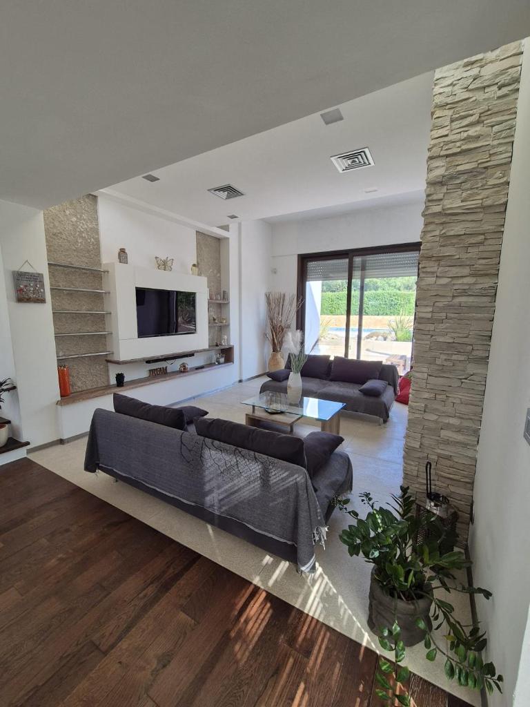 un salon avec deux canapés et une télévision dans l'établissement Li Canti di Giulia, à Casarano