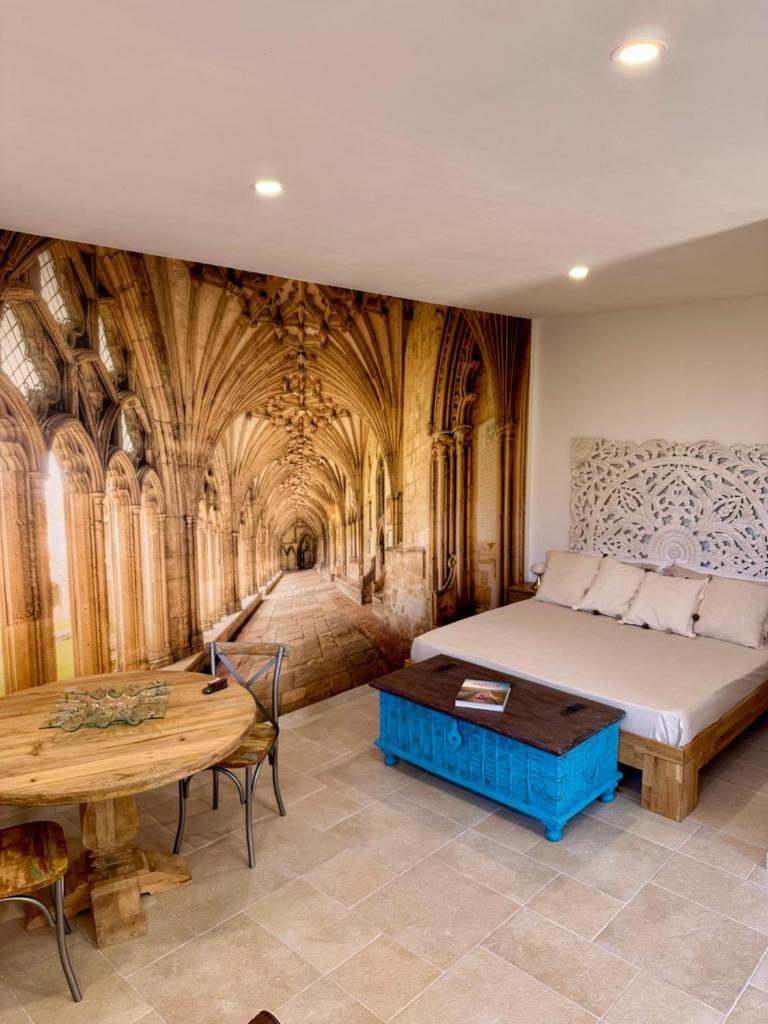 une chambre avec un lit et une table dans l'établissement Il Giardino di Maria - Villa Exclusive Use, à Ostuni