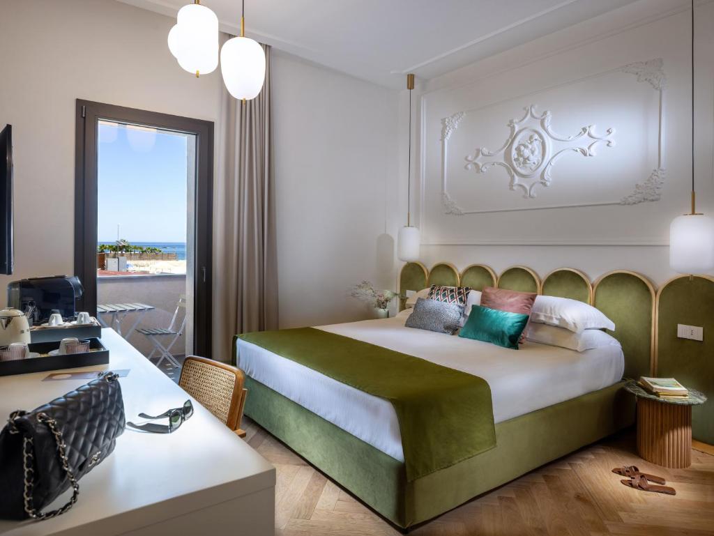 une chambre avec un grand lit avec une grande fenêtre dans l'établissement Casa Miranda Boutique, à Syracuse