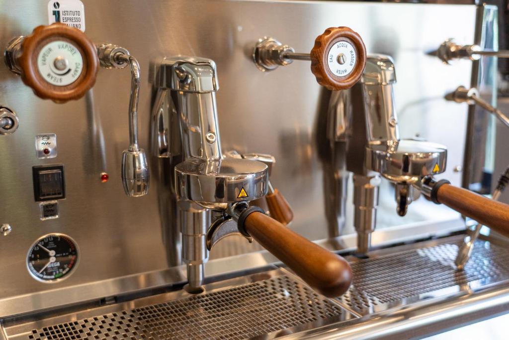 une machine à café dans une brasserie dans l'établissement Villa Verdeoro, à Montesilvano