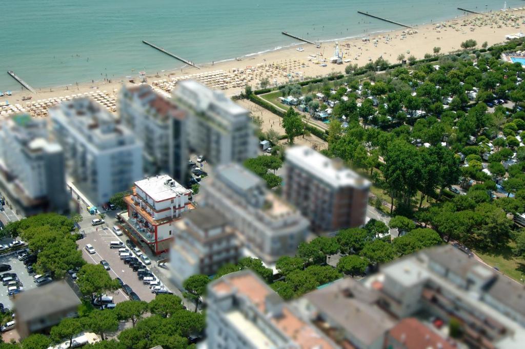 - une vue aérienne sur une ville avec une plage et des bâtiments dans l'établissement Hotel Midi, à Lido di Jesolo