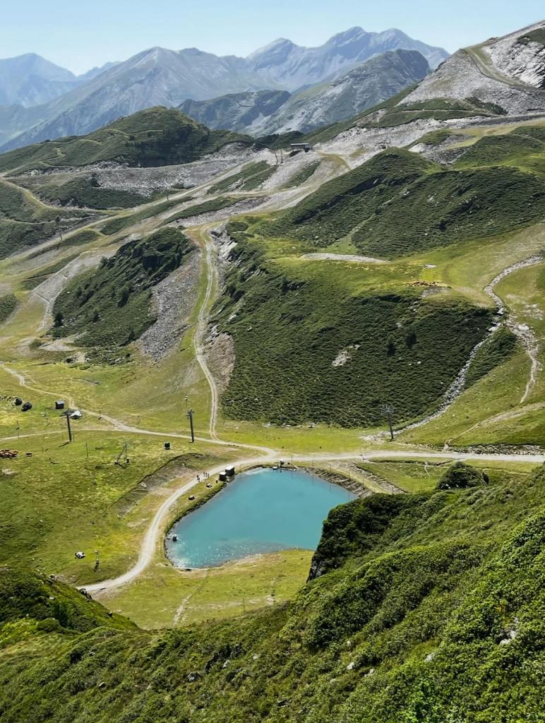 Elle offre une vue sur une vallée montagneuse avec un lac bleu. dans l'établissement Ski Piau-Engaly balcon vue sur montagne pied pistes proche commerces, à Aragnouet
