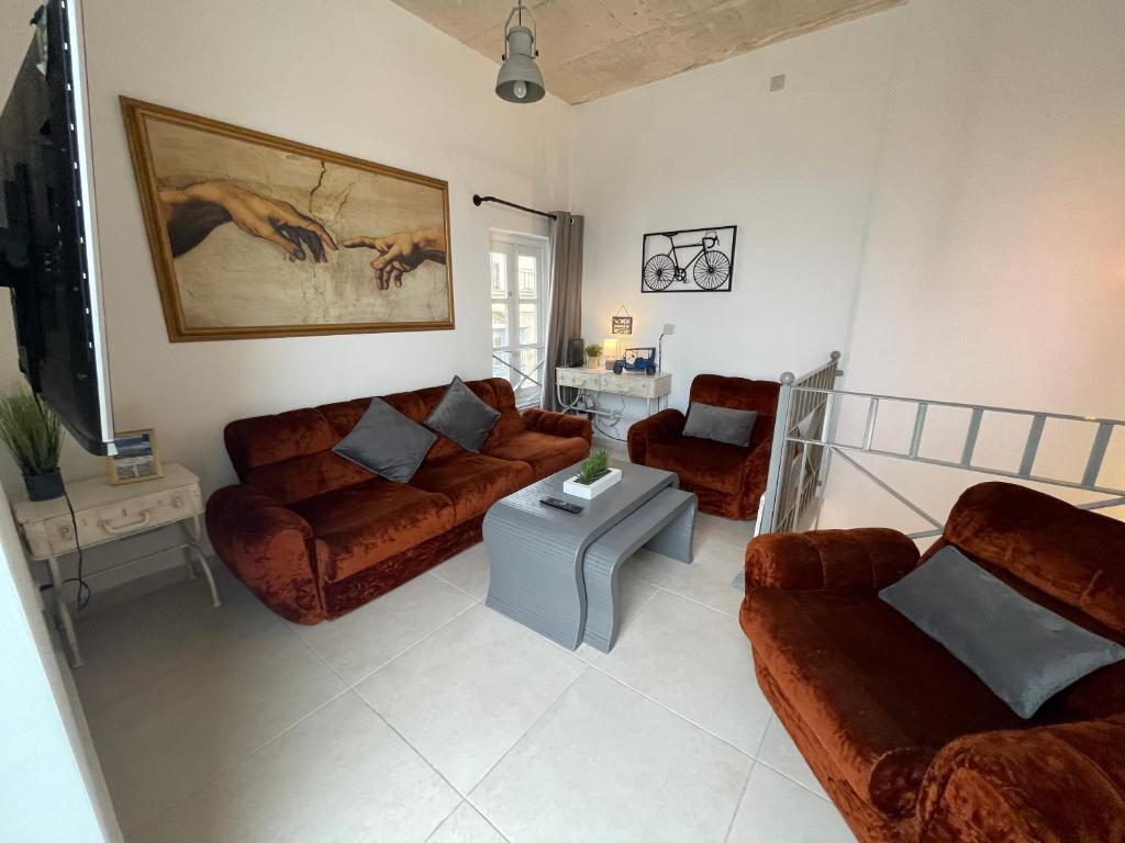 Sliema Cozy Townhouse with Rooftop View, Prime Spot 7