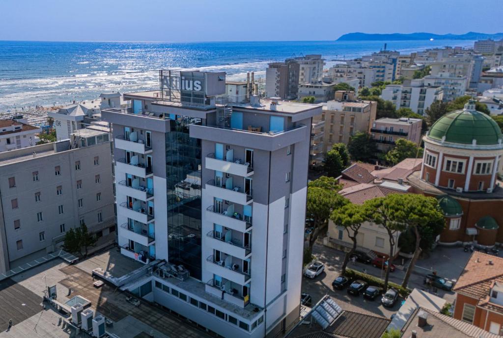 une vue aérienne d'une ville avec l'océan dans l'établissement Atilius Hotel & Suites, à Riccione