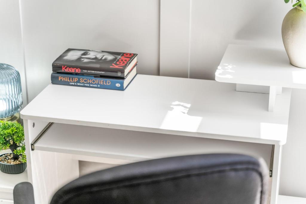 Free Parking ,Modern 4 bedrooms 10min from Birmingham city centre ideal for contractors ,Groups and Families 8
