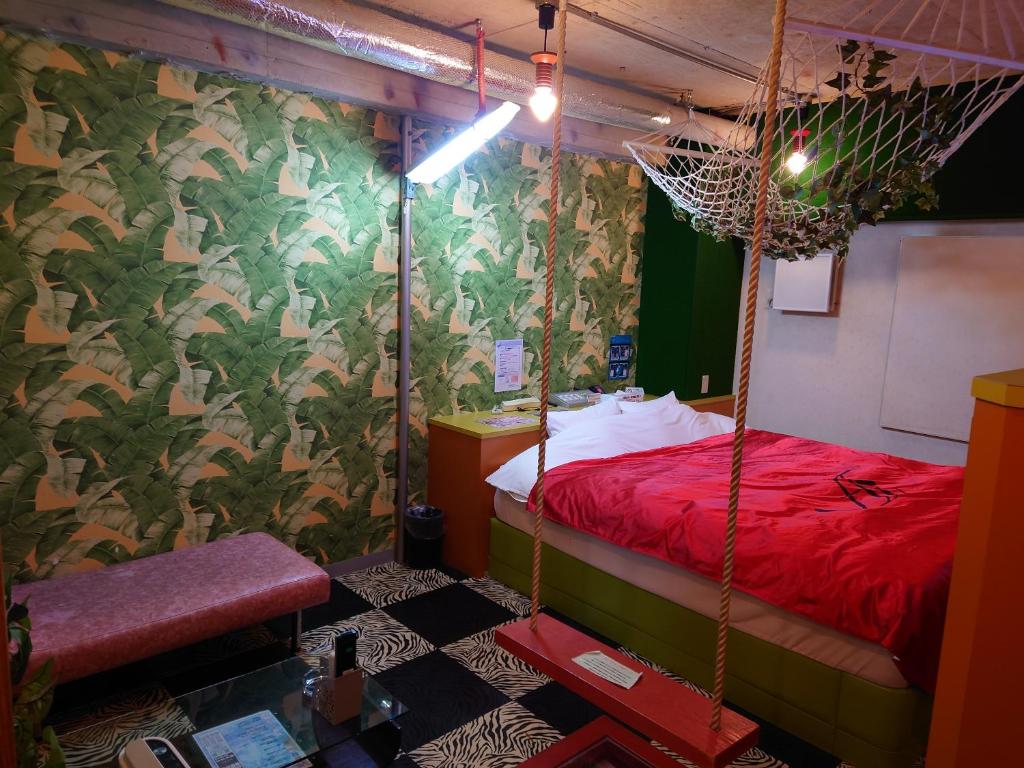 - une chambre avec un lit hamac dans l'établissement 愛愛賓館 Adult Only, à Wada