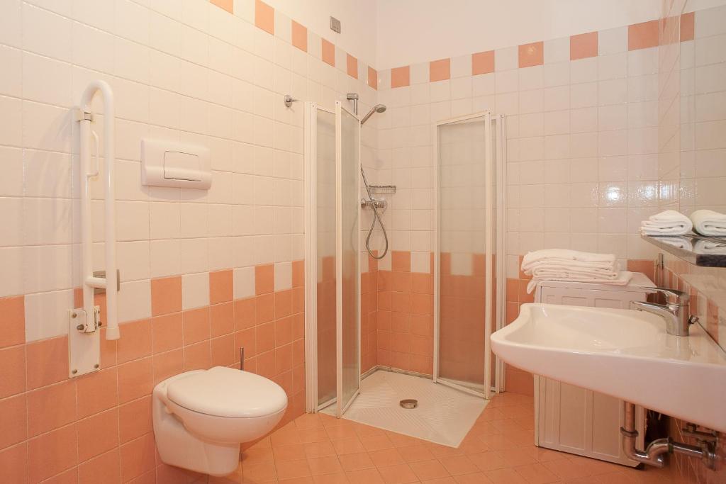 une salle de bain avec toilettes, lavabo et douche dans l'établissement Residence Cà D'oro, à Lido di Jesolo