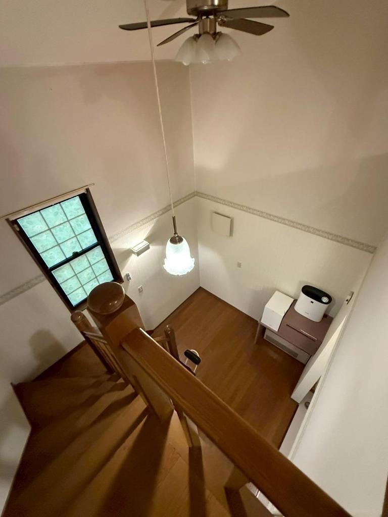 Cette chambre mansardée dispose d'un ventilateur de plafond et d'un escalier. dans l'établissement HOTEL i, à Takahata
