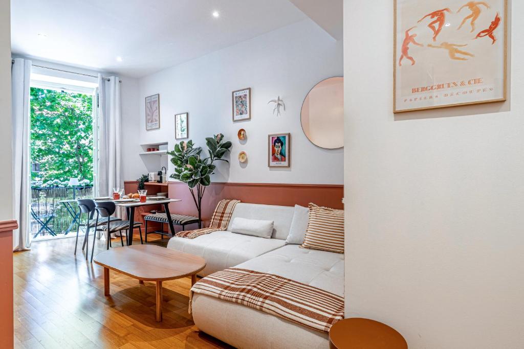 New! Remodeled Appartement in the Heart of Nice, Beach 3 min, 2BR, AC, Elevator, Amazing little terrace, Best Location! 4