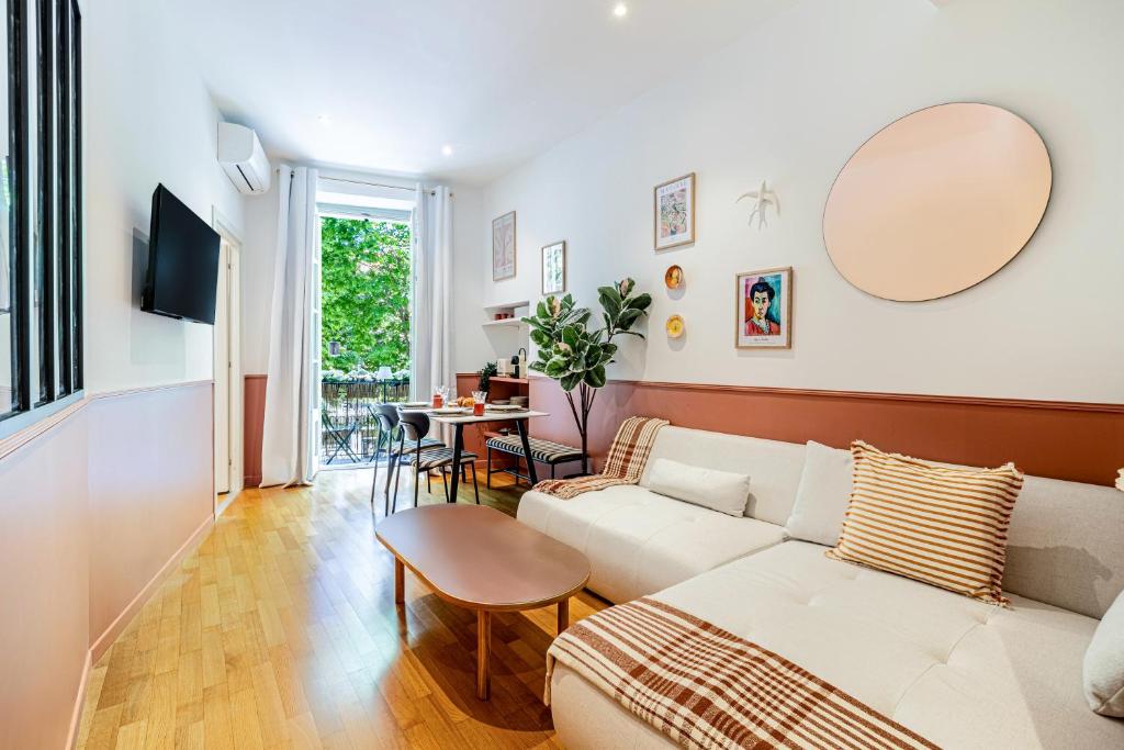 New! Remodeled Appartement in the Heart of Nice, Beach 3 min, 2BR, AC, Elevator, Amazing little terrace, Best Location! 5