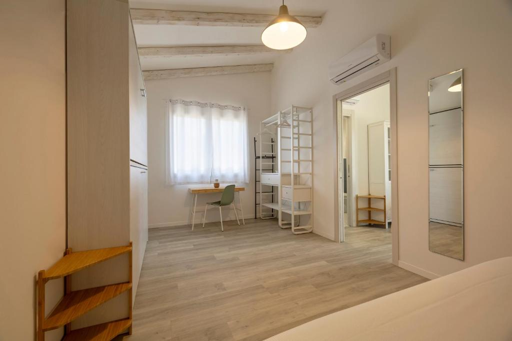 Cette chambre dispose d'un couloir avec un miroir et d'un bureau. dans l'établissement Casale la Macina Residence Scopello, à Scopello