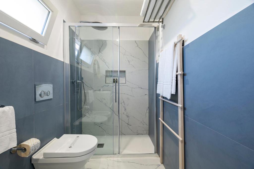 une salle de bain avec douche et toilettes dans l'établissement Casale la Macina Residence Scopello, à Scopello 89 autres photos