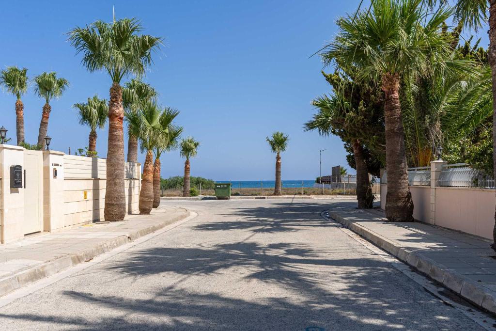 Beachside 2BR Villa with Garden & BBQ in Pervolia 3