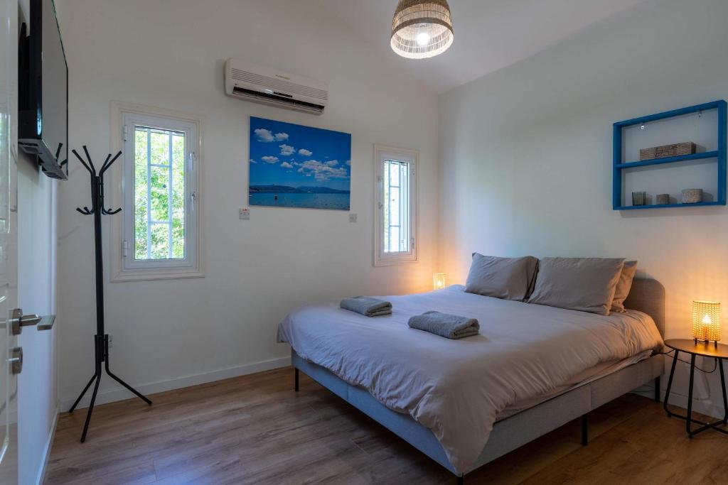 Beachside 2BR Villa with Garden & BBQ in Pervolia 5