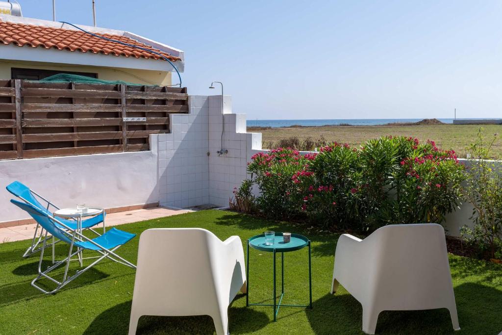 Beachside 2BR Villa with Garden & BBQ in Pervolia 7
