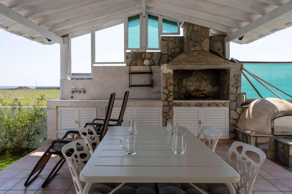 Beachside 2BR Villa with Garden & BBQ in Pervolia 8