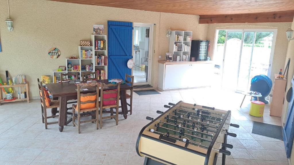 une pièce avec une table et des chaises et une salle à manger dans l'établissement Les gites de Lescurou, à Limogne-en-Quercy
