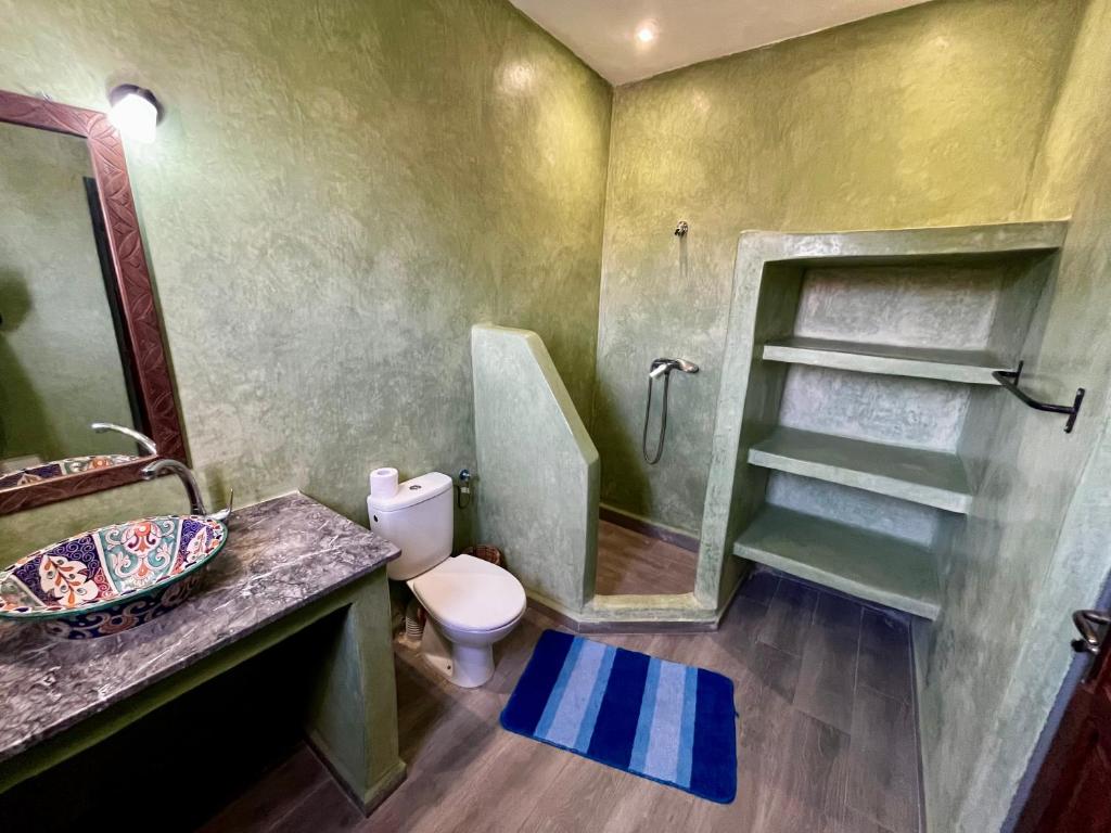 une salle de bain avec toilettes, douche et lavabo dans l'établissement Riad La Tempérance, à Essaouira