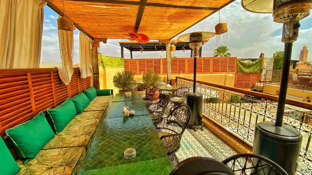 un balcon avec une table et des chaises sur un balcon dans l'établissement The Little Hara, à Marrakech