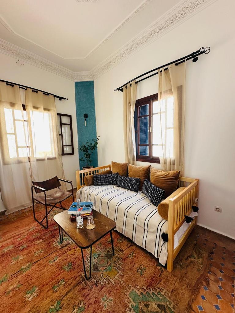 un salon avec un canapé et une table dans l'établissement Noqta Space Coworking Coliving Space, à Essaouira