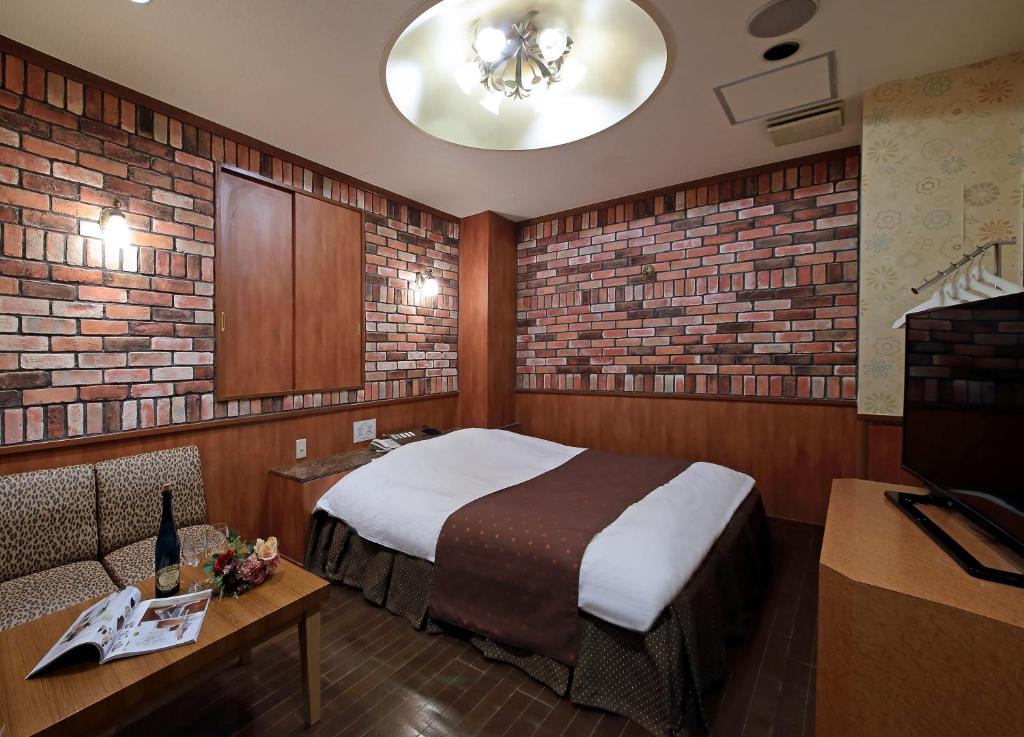 une chambre d'hôtel avec un lit et une télévision dans l'établissement Hotel Mio Resort ( Adult Only), à Yokkaichi 11 autres photos