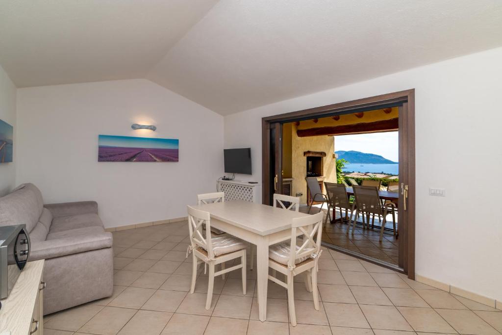 un salon avec une table et un canapé dans l'établissement Villa Daniela, à Olbia