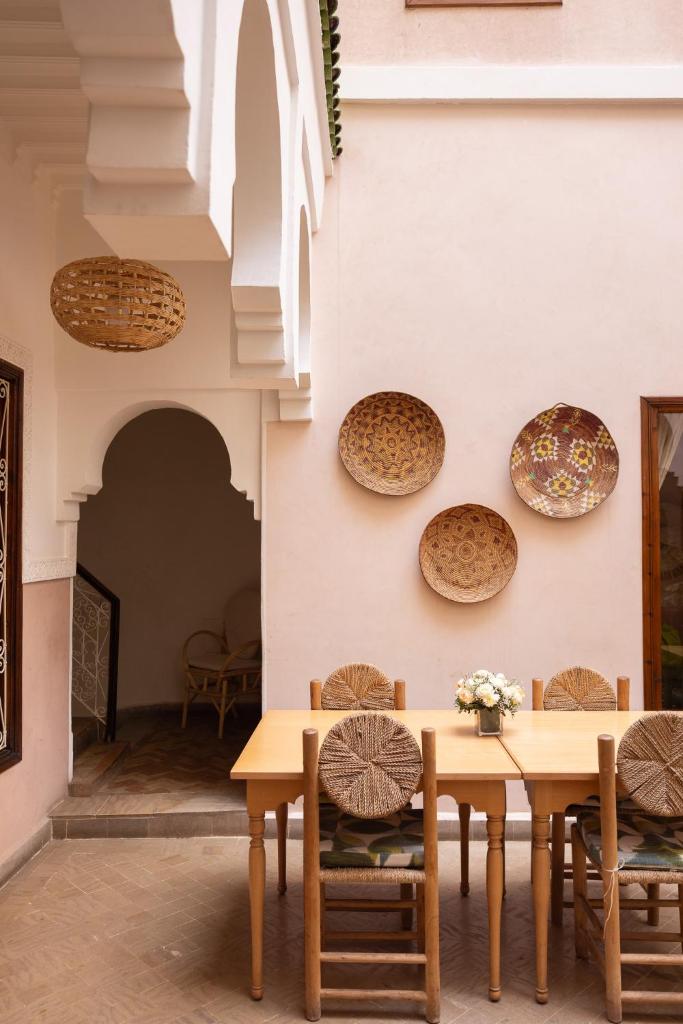 une salle à manger avec une table et des assiettes murales dans l'établissement Monriad, à Marrakech 37 autres photos