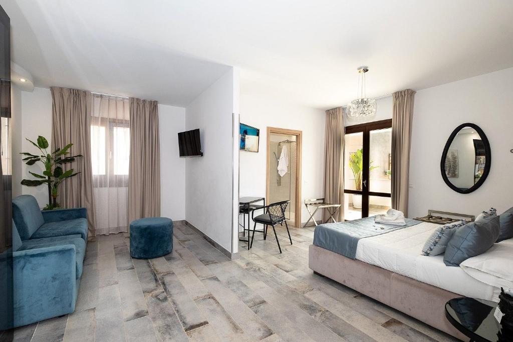 une chambre avec un lit, une chaise et une table dans l'établissement Ciuri Di Mari, à San Vito Lo Capo