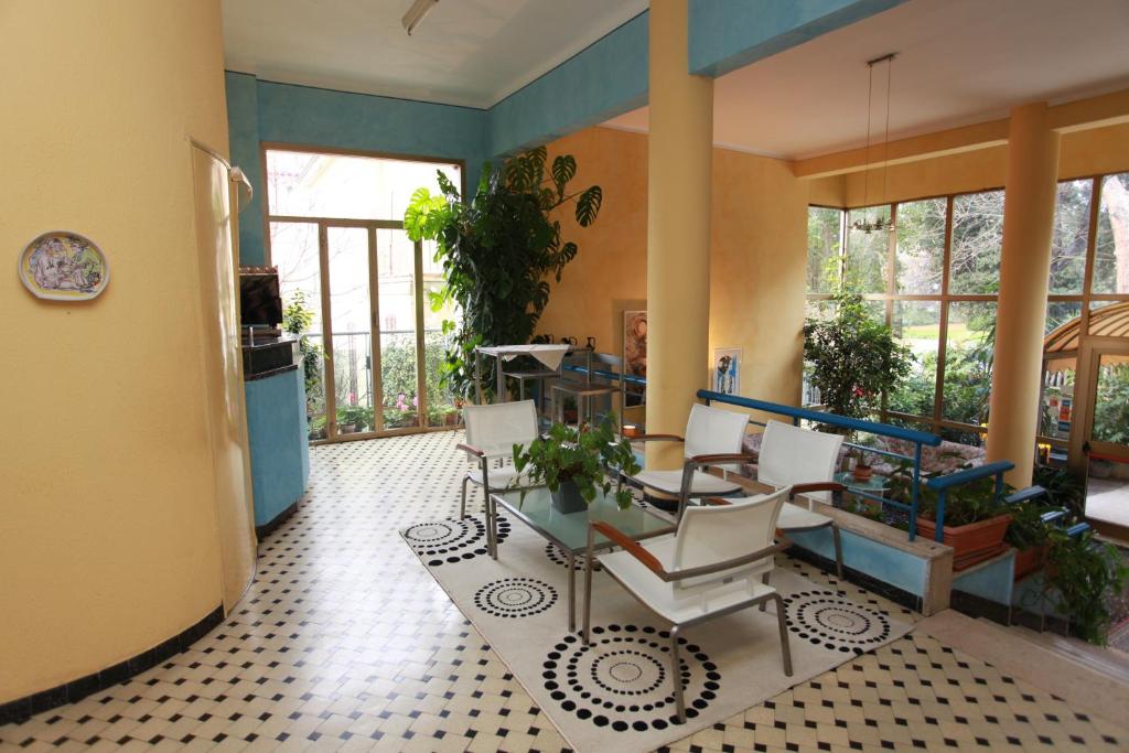 un salon avec une table et des chaises dans l'établissement Hotel Athena, à Pesaro