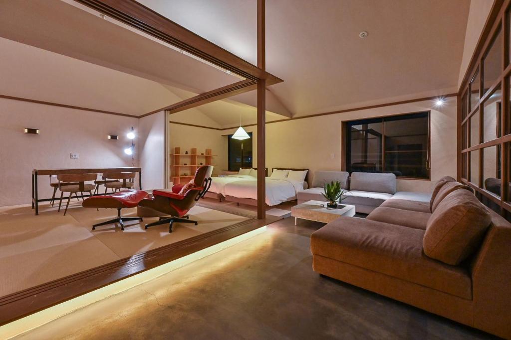 un salon avec un canapé, un lit et une table dans l'établissement Ryokan Yoshidaya, à Ureshino 37 autres photos