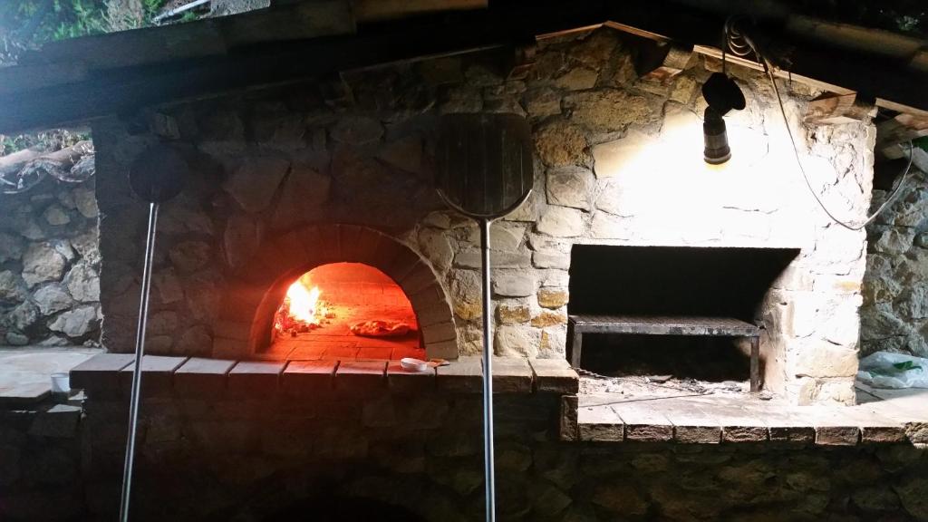 - un four en briques avec une cheminée dans l'établissement Villa Greco, à Rossano