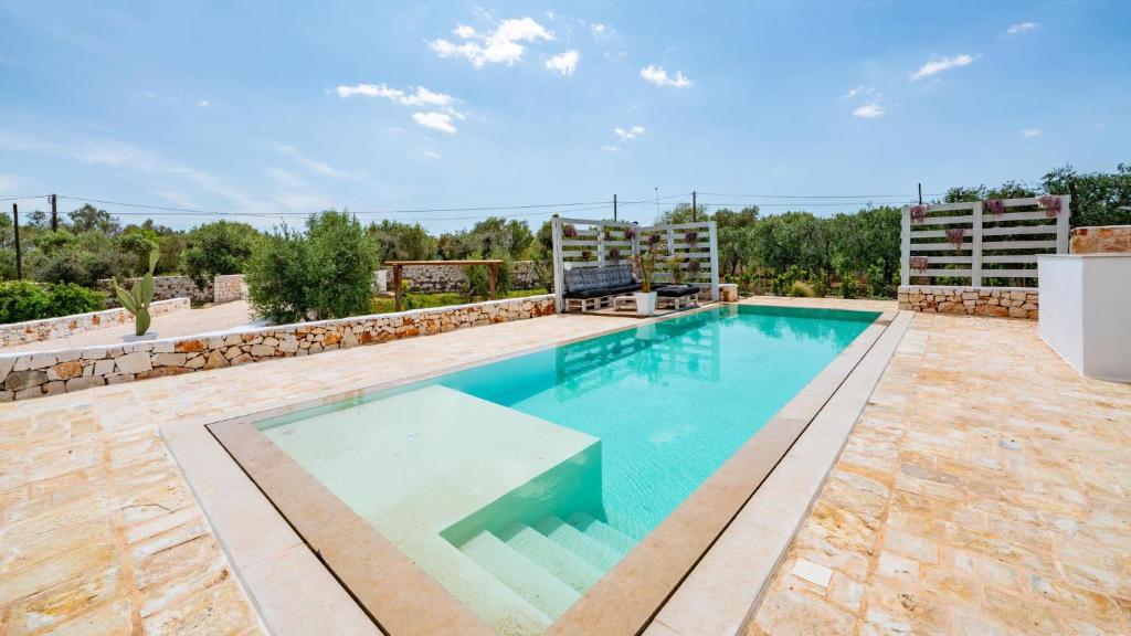 une image d'une piscine dans une villa dans l'établissement Villa Frarogi by Rentbeat, à Ostuni