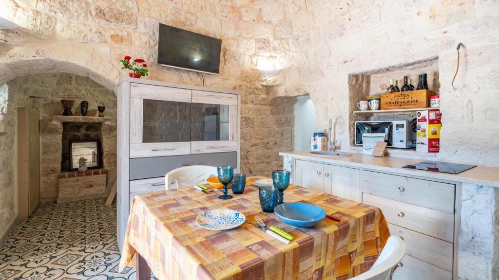 une cuisine avec une table, des chaises et un comptoir dans l'établissement Villa Frarogi by Rentbeat, à Ostuni 25 autres photos