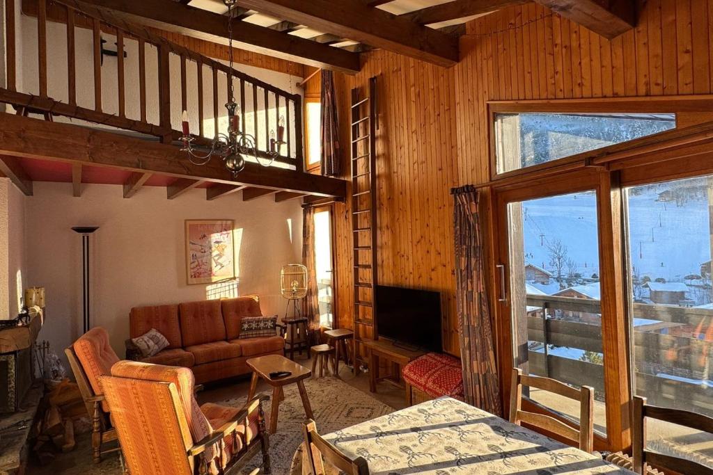 Apartment with balcony facing the ski slopes