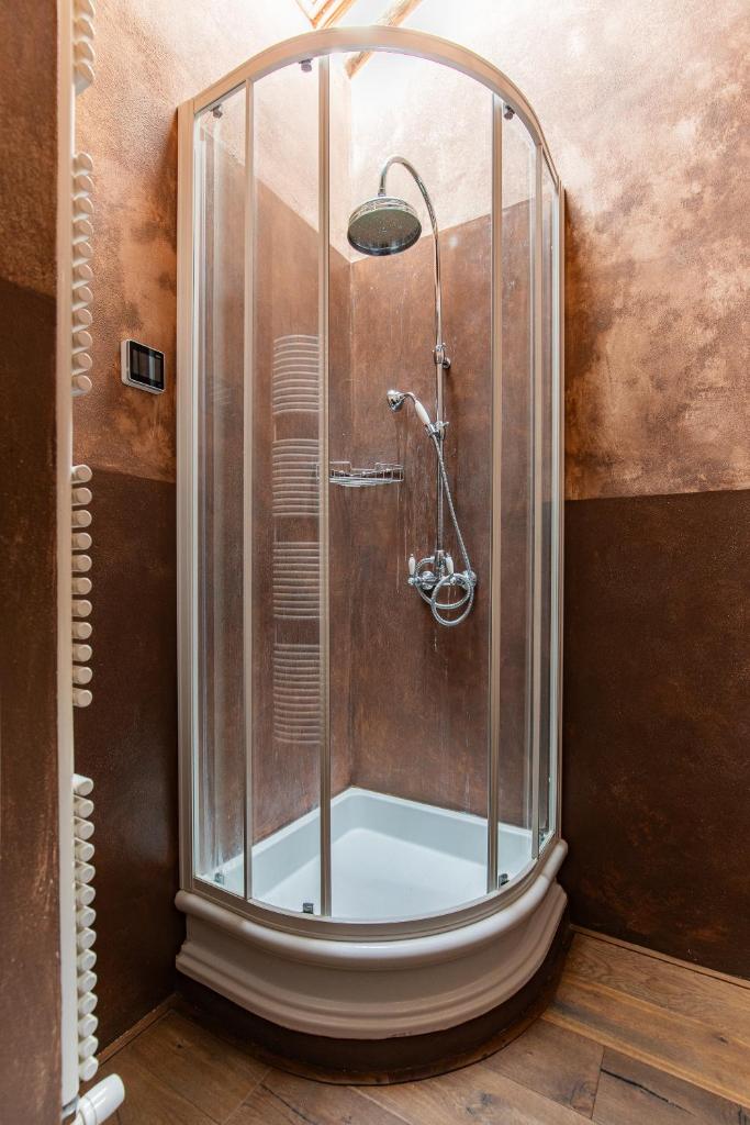 une douche avec une cabine en verre dans une salle de bain dans l'établissement Villa Giardino Lucca heated pool, 2 miles Lucca, à Capannori