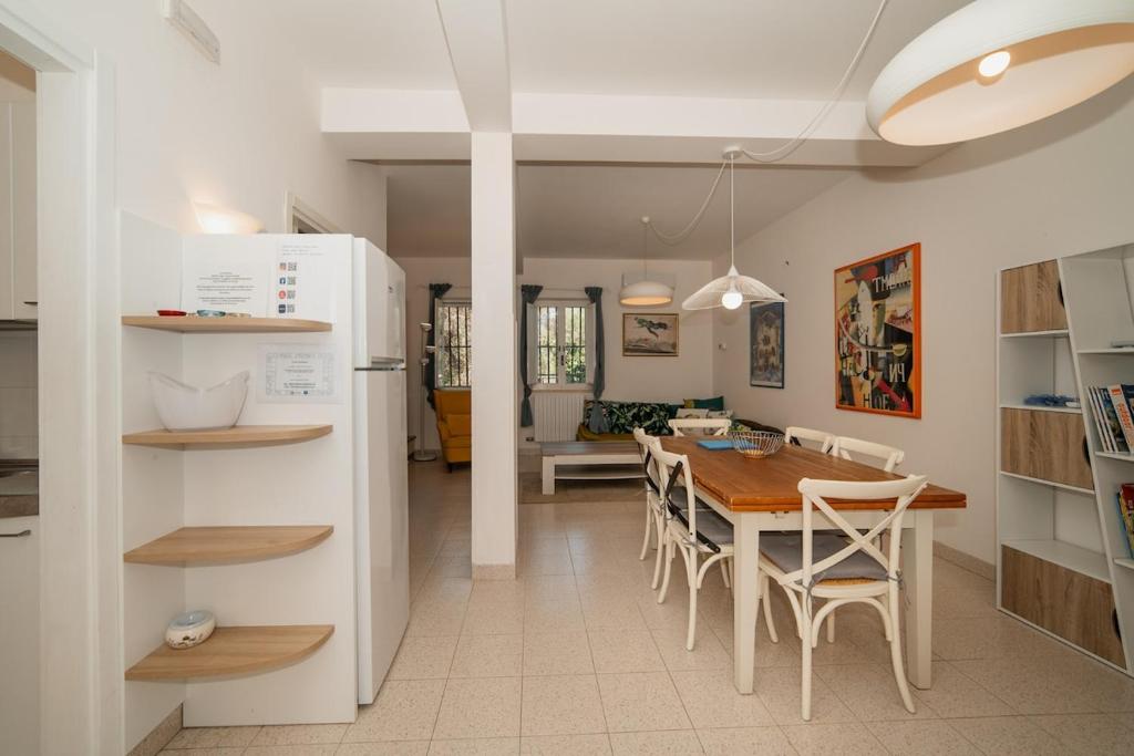 une cuisine et une salle à manger avec une table et des chaises dans l'établissement Villa Trullo Cantaluna - Esclusiva villa con trullo e piscina privata, à Ceglie Messapica