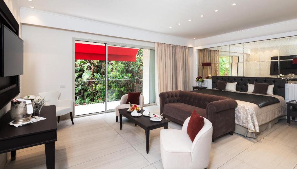 une chambre avec un lit et un salon dans l'établissement Forte Village Resort - Villa Del Parco & Spa, à Santa Margherita di Pula 15 autres photos