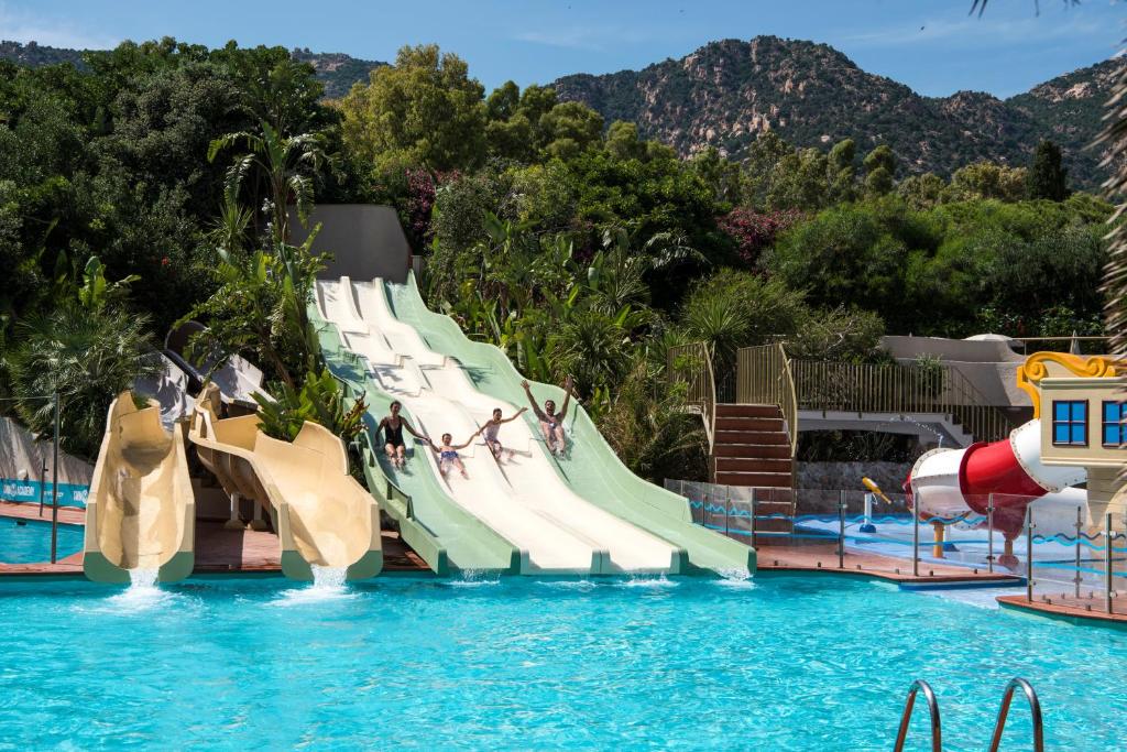 - un toboggan dans un complexe avec un parc aquatique dans l'établissement Forte Village Resort - Villa Del Parco & Spa, à Santa Margherita di Pula