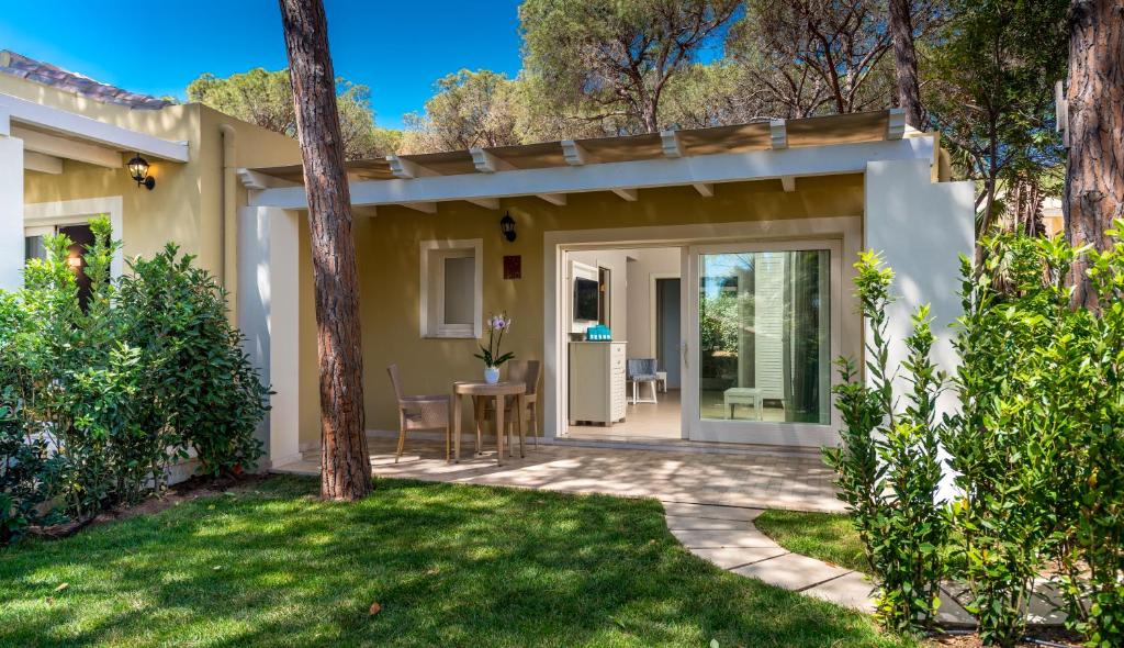 un patio avec une table et des chaises dans une cour dans l'établissement Forte Village Resort - Le Palme, à Santa Margherita di Pula