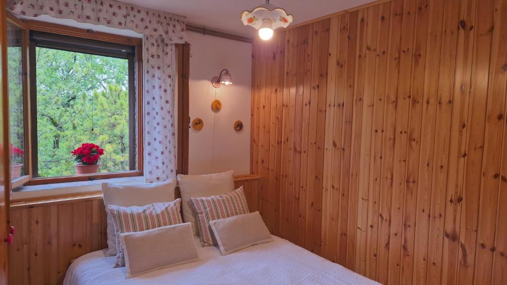 - une chambre avec des murs en bois et un lit avec des oreillers dans l'établissement villa la chiesetta - private pool - Borgo Canapegna, à Fabriano 60 autres photos