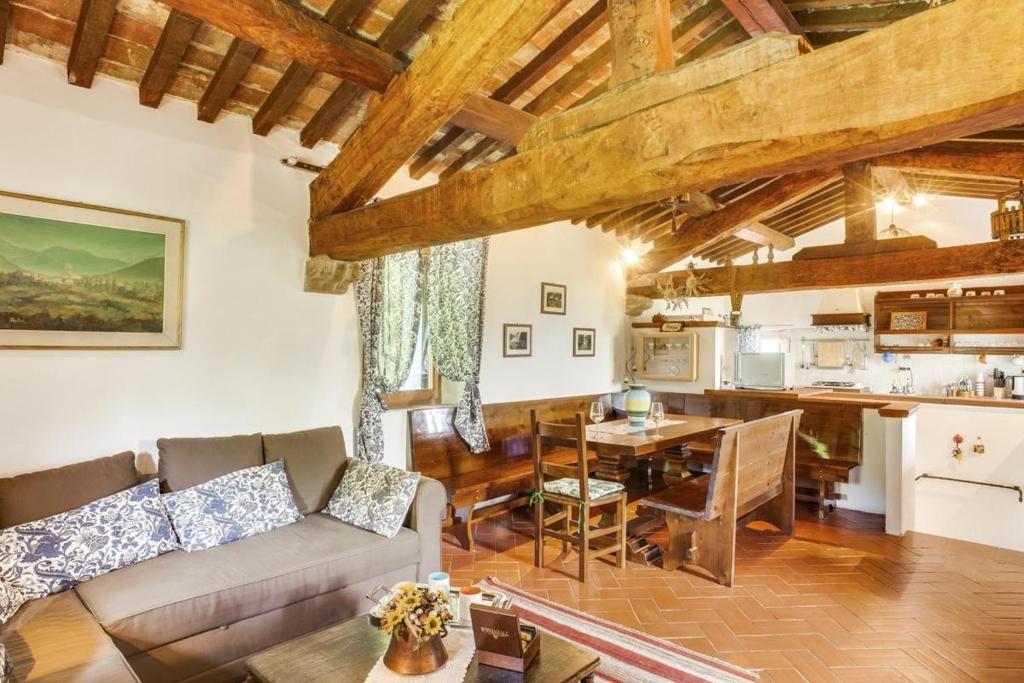 un salon avec un canapé et une table dans l'établissement villa la chiesetta - private pool - Borgo Canapegna, à Fabriano