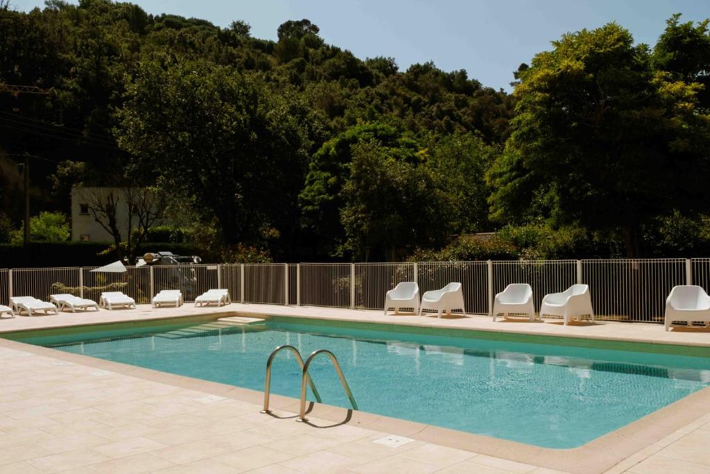 - une piscine avec des chaises longues dans l'établissement Camping VAL FLEURI ATC Cagnes-Sur-Mer, à Cagnes-sur-Mer