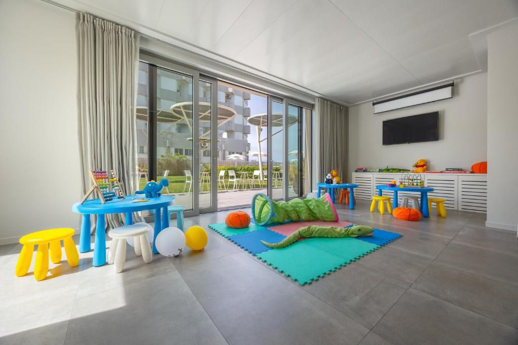 - une salle de jeux pour enfants avec des jouets dans l'établissement Nautilus Family Hotel, à Pesaro