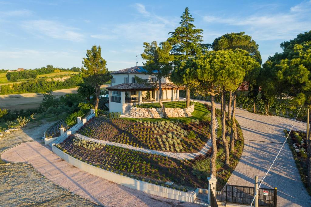 une vue aérienne sur une maison arborée dans l'établissement Villa Maracci, à San Savino