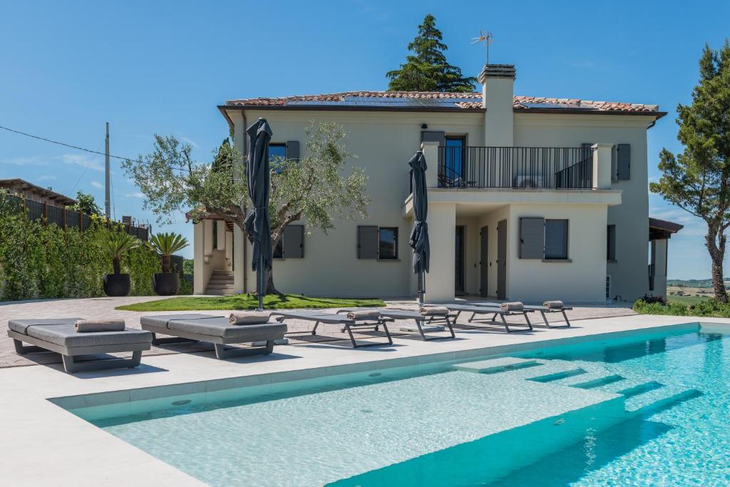 une villa avec piscine et une maison dans l'établissement Villa Maracci, à San Savino