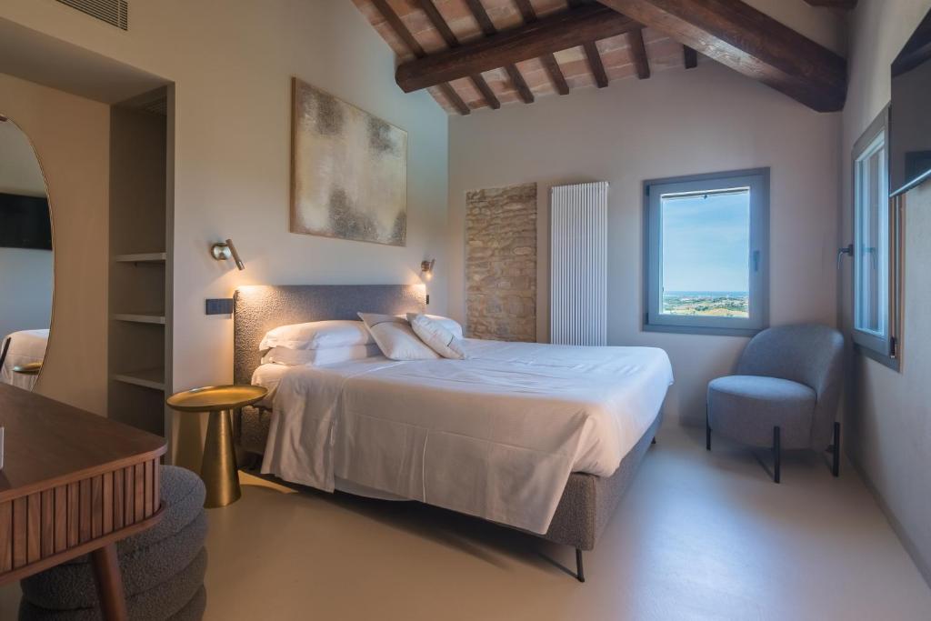 une chambre avec un lit, une chaise et une fenêtre dans l'établissement Villa Maracci, à San Savino