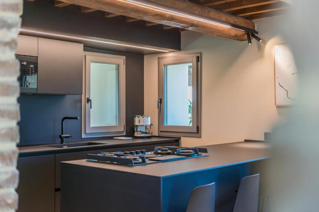 une cuisine avec un évier et un plan de travail dans l'établissement Villa Maracci, à San Savino