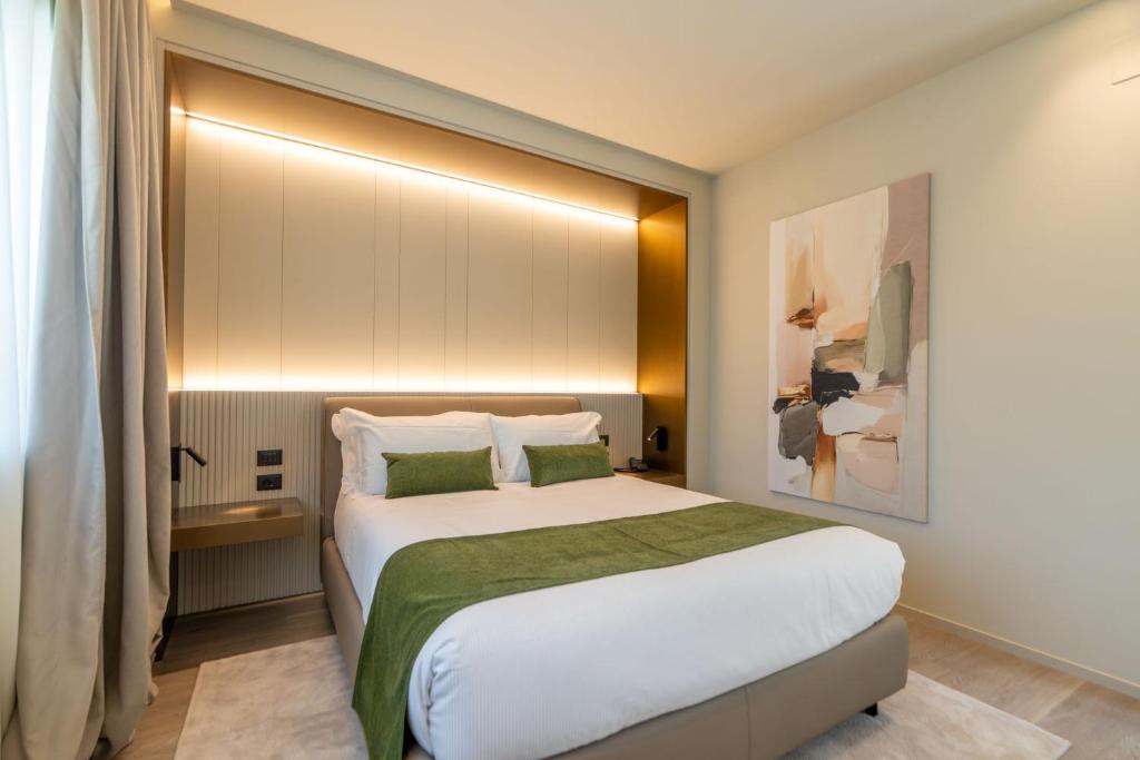 une chambre avec un grand lit dans une pièce dans l'établissement Villa Verdeoro, à Montesilvano